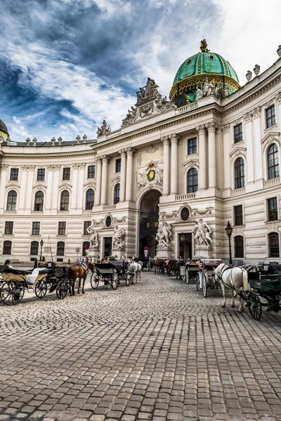 Residencia Presidentes Wiener Hofburg Con Caballos Fiaker Entrenadores Ciudad Interior — Foto de Stock