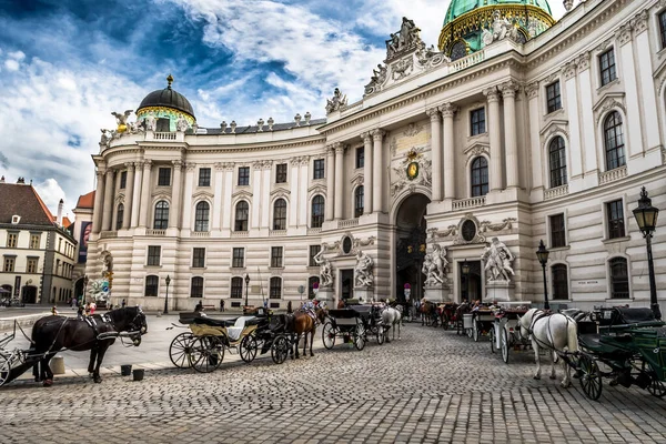 Residencia Presidentes Wiener Hofburg Con Caballos Fiaker Entrenadores Ciudad Interior — Foto de Stock