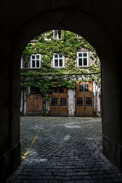 Courtyard Historic Building Wooden Doors Ivy Overgrown Walls — Stock Photo, Image