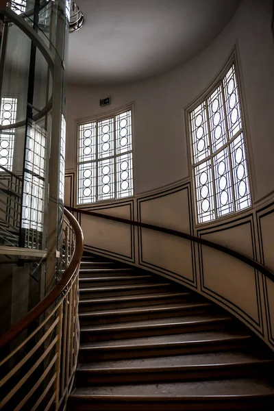Escadaria Com Passos Curvos Edifício Histórico Art Nouveaux Cidade Interna — Fotografia de Stock