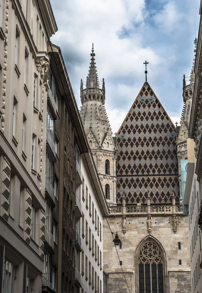 Widok Przez Wąską Uliczkę Słynnej Katedry Stephansdom Wewnętrznym Mieście Wiedeń — Zdjęcie stockowe