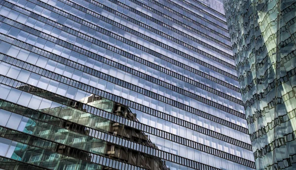 Glazen Gevel Van Moderne Kantoorgebouwen Met Reflecties Van Naburige Torens — Stockfoto