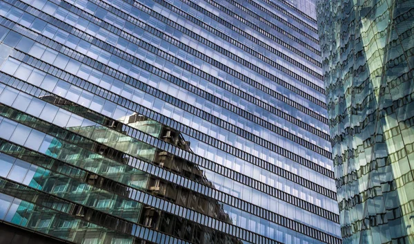 Glasfassade Moderner Bürogebäude Mit Spiegelungen Benachbarter Türme Der Stadt Wien — Stockfoto