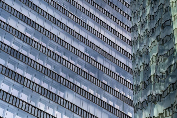 Glazen Gevel Van Moderne Kantoorgebouwen Met Reflecties Van Naburige Torens — Stockfoto