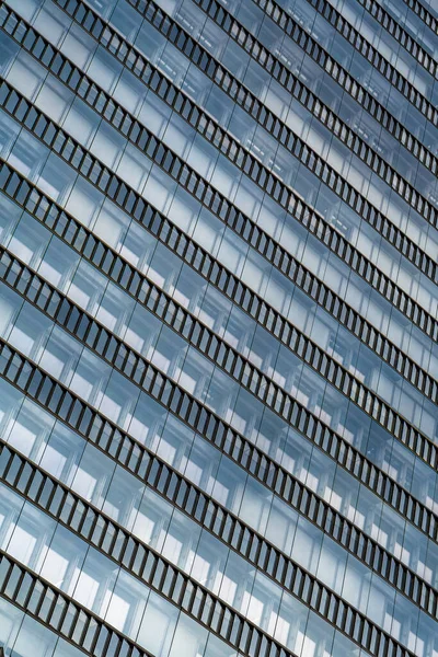 Glasfassade Moderner Bürogebäude Mit Spiegelungen Benachbarter Türme Der Stadt Wien — Stockfoto