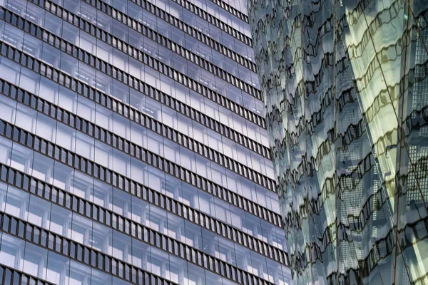 Glasfassade Moderner Bürogebäude Mit Spiegelungen Benachbarter Türme Der Stadt Wien — Stockfoto