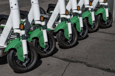 Kiralık elektrikli scooterlar, e-scooterlar, Pavement 'te grup halinde park edilmiş.