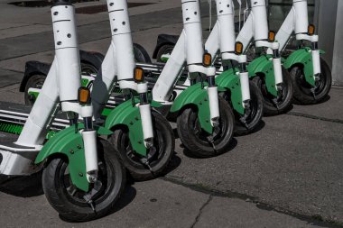 Kiralık elektrikli scooterlar, e-scooterlar, Pavement 'te grup halinde park edilmiş.