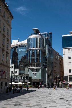 VIENNA, AUSTRIA - 02 Temmuz 2020: Ünlü Haas Haus, Hans Hollein tarafından tasarlanan modern bina Avusturya 'nın Viyana şehrinde