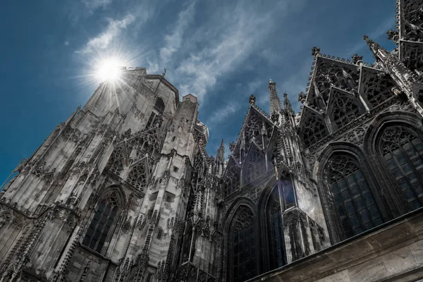 Jasne Słońce Świeci Nad Katedrą Stephansdom Wewnętrznym Mieście Wiedeń Austrii — Zdjęcie stockowe