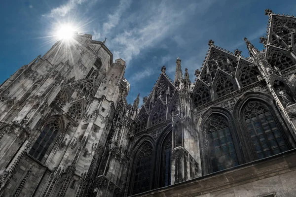 Jasne Słońce Świeci Nad Katedrą Stephansdom Wewnętrznym Mieście Wiedeń Austrii — Zdjęcie stockowe