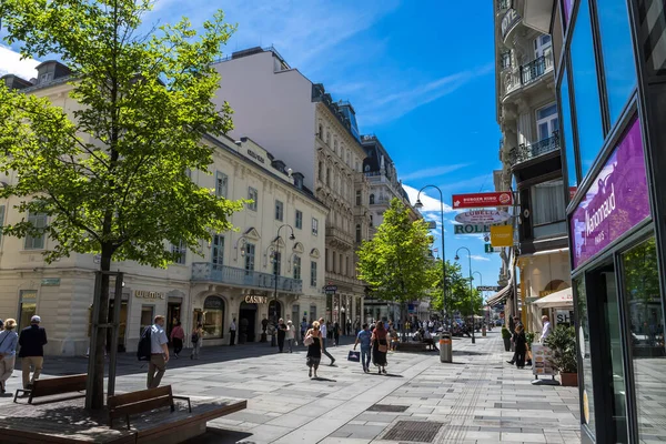 Venna Austria July 2020 奥地利维也纳市中心著名的Kaerntner Strasse大街与购物和散步的人群 — 图库照片