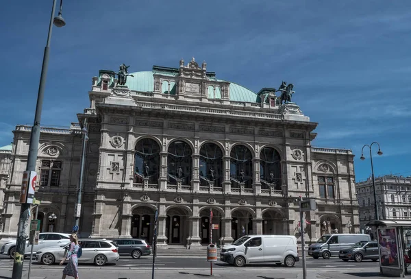 オーストリアのウィーン市内のオペラハウスの正面図 — ストック写真