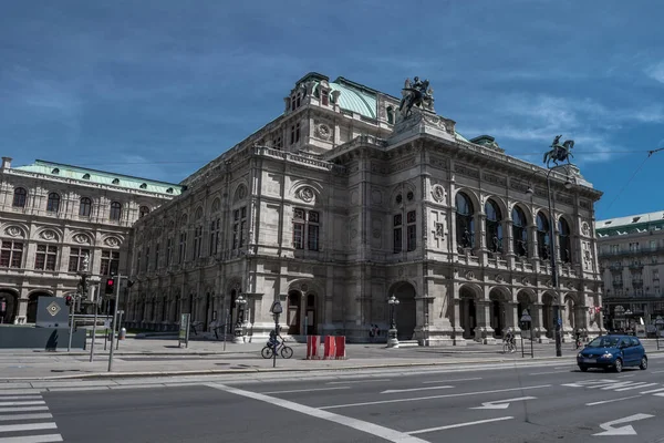 オーストリアのウィーン市内のオペラハウスの正面図 — ストック写真