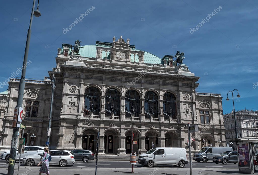 Vista frontal de la Ópera en la ciudad interior de Viena en Austria 2023