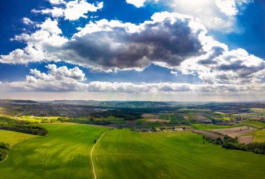 Avusturya 'daki Yeşil Arazi' den Şehir 'e Yeşil Araziler arasındaki Çakıl Yolu daraltıldı