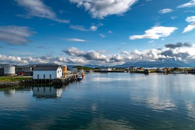 Norveç 'teki Karlı Dağların Önündeki Küçük Sommaroy Gemileriyle Limanda
