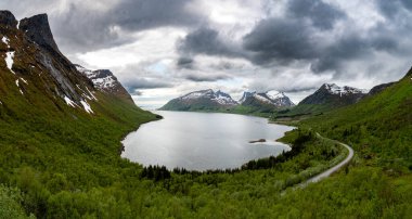 Norveç 'teki Senja Adası' ndaki Bergsbotn Manzara Platformu 'ndan Fiyortlu Görünüm