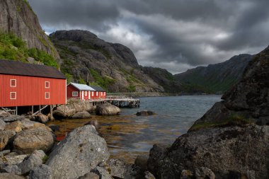 Norveç 'teki Lofoten Adaları' ndaki Rorbuer Kulübeleri ve Sakin fiyortları olan Eski Balıkçı Köyü Nusfjord