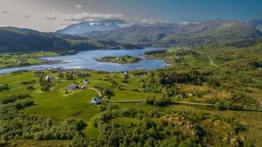 Norveç 'teki Lofoten Adaları' ndaki Leknes ve Mortsunt yakınlarındaki Kıyı Manzarası
