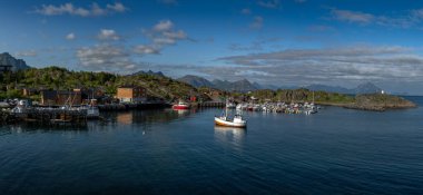 Norveç 'in Lofoten Adaları' ndaki Leknes kıyısındaki Picturesque Limanı