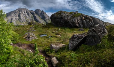Norveç 'in Lofoten Adaları' ndaki Nusfjord sahilinde yürüyüş patikası