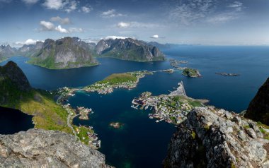 Norveç 'in Lofoten Adaları' ndaki Reine ve Hamnoy 'un kıyı manzarasına muhteşem bir bakış açısı getirdi.