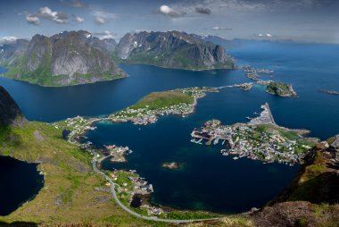 Norveç 'in Lofoten Adaları' ndaki Reine ve Hamnoy 'un kıyı manzarasına muhteşem bir bakış açısı getirdi.