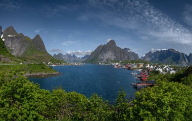 Norveç 'teki Lofoten Adaları' nda Reinebringen yakınlarında Dağlı Reine Köyü ve Mezarlığı