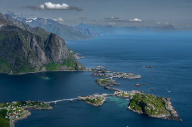 Norveç 'in Lofoten Adaları' ndaki Reine ve Hamnoy 'un kıyı manzarasına muhteşem bir bakış açısı getirdi.