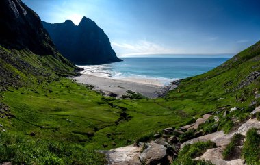 Norveç 'teki Lofoten Adaları' nda Dağları ve Okyanusu olan Kvalvika Kum Plajı