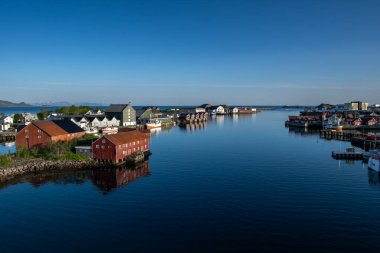 Norveç 'in Lofoten Adaları' ndaki Svolvaer şehrinde Harbor ve Rorbuer Huts at Midnight Sun