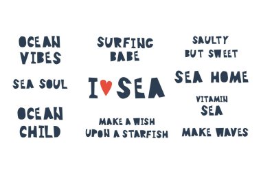 Kalpleri, kabukları, mercanları, denizyıldızları olan deniz ve okyanusla ilgili el yapımı harfler. Çocuk tasarımı, poster, çıkartma kavramı. 