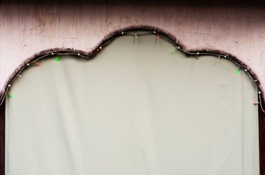 Kumaş. Geçmişi. Dokulu pileler. Kumaş duvar. Ahşap çerçeve, kemerli pencereler. Yanan çelenk.