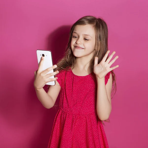 Pequena Menina Anos Fazer Algum Gesto Emocional Com Mãos Sobre — Fotografia de Stock