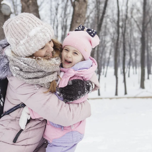 Šťastný Milující Kavkazské Rodiny Matky Otce Dcery Hrát Baví Zimě — Stock fotografie