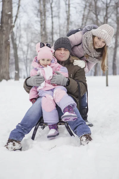 Щаслива Любляча Кавказька Сім Батька Дочки Грають Розважаючись Зимовому Сніжному — стокове фото
