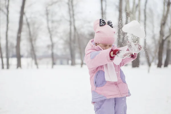 Anne Baba Kız Oyun Oynayıp Kış Karlı Parkında Eğlenen Beyaz — Stok fotoğraf