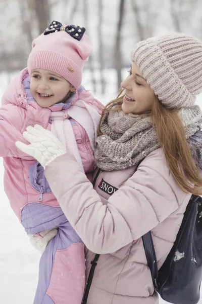 Šťastný Milující Kavkazské Rodiny Matky Otce Dcery Hrát Baví Zimě — Stock fotografie