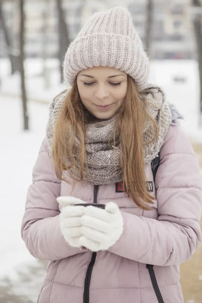 快乐的爱着母亲和女儿的高加索家庭玩耍 在冬雪的公园里玩得很开心 — 图库照片