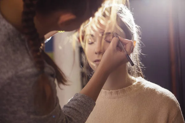 Brunette Maquiller Artiste Femme Application Maquillage Pour Une Mariée Brune — Photo
