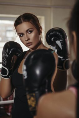 Spor boks uygun ince genç güzel esmer kadın. Karanlık loş ışık. Tonlu görüntü