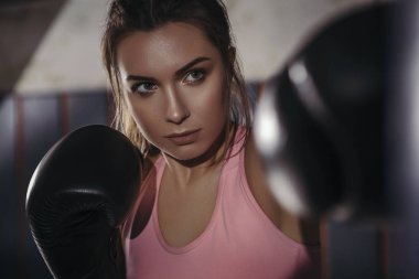 Spor boks uygun ince genç güzel esmer kadın. Karanlık loş ışık. Tonlu görüntü