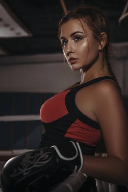 Spor boks uygun ince genç güzel esmer kadın. Karanlık loş ışık. Tonlu görüntü