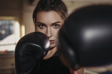 Spor boks uygun ince genç güzel esmer kadın. Karanlık loş ışık. Tonlu görüntü