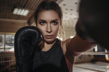 Spor boks uygun ince genç güzel esmer kadın. Karanlık loş ışık. Tonlu görüntü