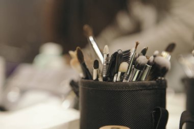 Fırçalar (uygulama araçları makyaj) kümesini bir tablo üzerinde rastgele döşeme. Ayna yansımaları ile Eğer bir arka plan üzerinde öğeleri