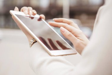 Açık havada ceket, soğuk hava bir sokakta yürüyen kadın. O tablet aygıtı için bir iş (iş), serbest çalışan olarak office dışında bir proje üzerinde kullanın. Alan, alan için metin kopyalama