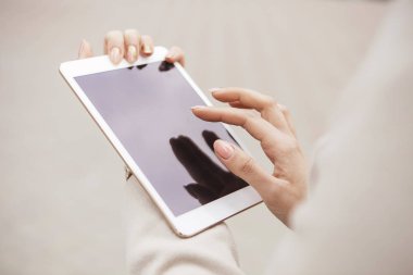 Açık havada ceket, soğuk hava bir sokakta yürüyen kadın. O tablet aygıtı için bir iş (iş), serbest çalışan olarak office dışında bir proje üzerinde kullanın. Alan, alan için metin kopyalama