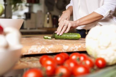 Gündelik kıyafeti evinde mutfakta yemek güzel genç esmer kadın. Lüks zengin iç